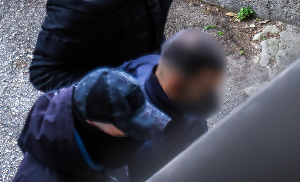 Ο 23χρονος κατηγορούμενος οδηγείται στον ανακριτή (Eurokinissi)