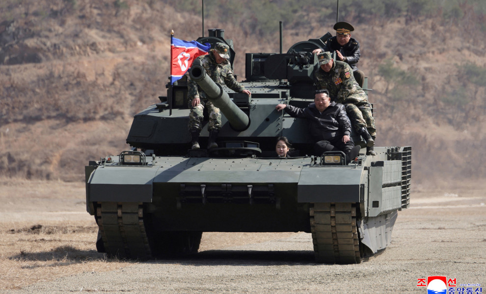 Ο Κιμ Γιονγκ Ουν και η κόρη του πάνω σε άρμα μάχης / Reuters