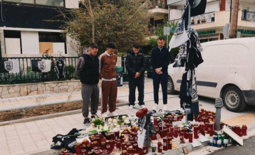 Το επιτελείο της ΠΑΕ ΠΑΟΚ στο σημείο που δολοφονήθηκε ο νεαρός οπαδός Κλεομένης. Πηγή: X @PAOK_FC