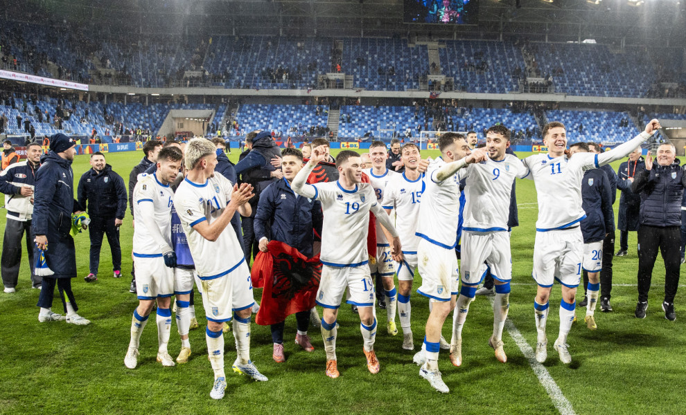 Οι πανηγυρισμοί των παικτών της εθνικής Κοσόβου μετά τη νίκη στη Σλοβακία. ΑΠΕ ΜΠΕ