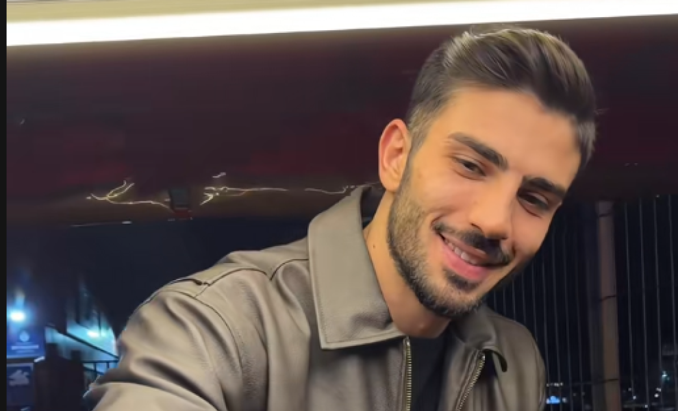 Ο Alper Tellem στο Καράκιοϊ της Κωνσταντινούπολης, όπου καθημερινά συγκεντρώνονται επισκέπτες για να τον δουν από κοντά και να φωτογραφηθούν μαζί του (Πηγή φωτογραφίας: TikTok)