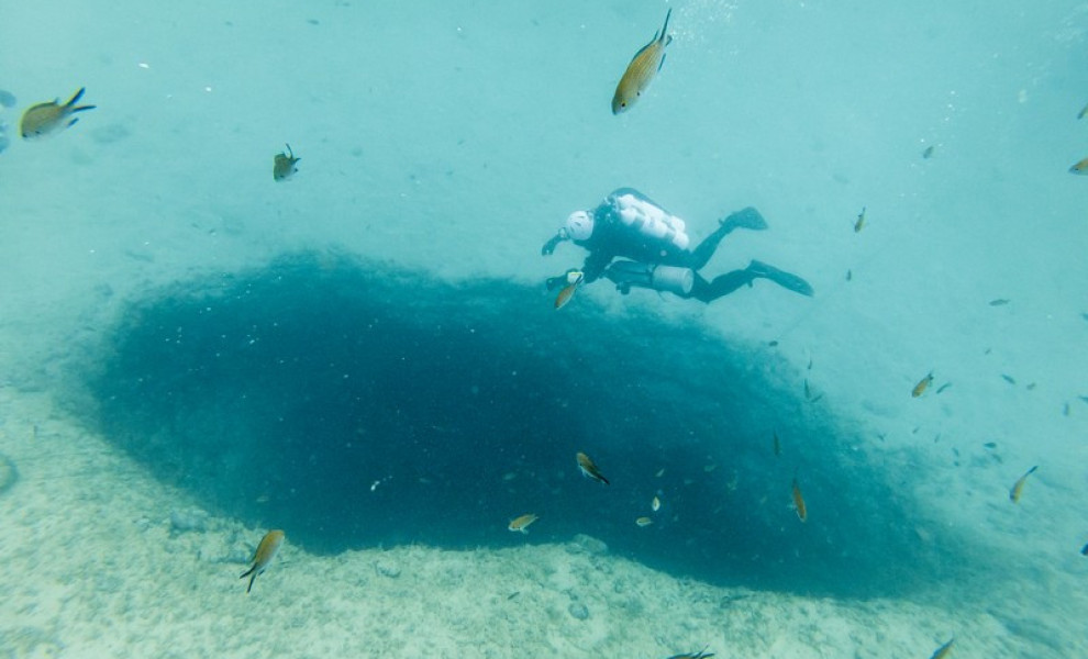Το στόμιο του πηγαδιού στο 2ο λιμανάκι της Βουλιαγμένης όπως το βλέπει ο δύτης