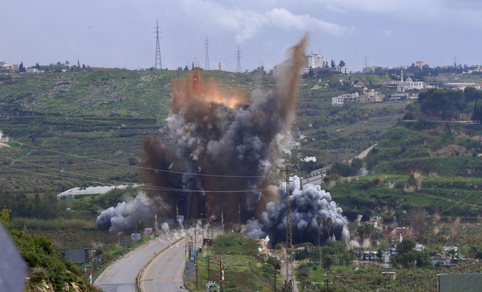 Η στιγμή της ανατίναξης της γέφυρας Κασμιγιέ στον νότιο Λίβανο/φωτ. ΑΠΕ-ΜΠΕ