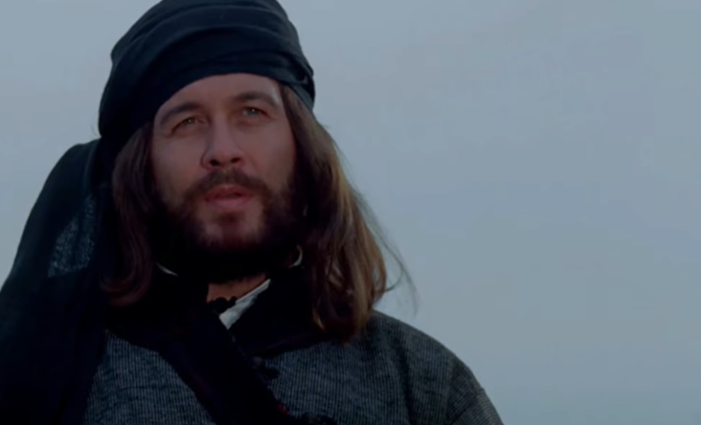 Στιγμιότυπο από την εμβληματική πρώτη σκηνή του έπους «Παπαφλέσσας» με τον Δημήτρη Παπαμιχαήλ (Φωτογραφία: YouTube)