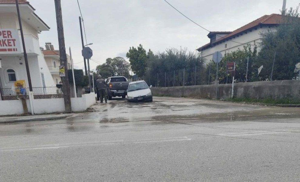 Το αυτοκίνητο πεσμένο στην τρύπα που άνοιξε από το σπάσιμο του οδηγού/Φωτ. ERTNEWS