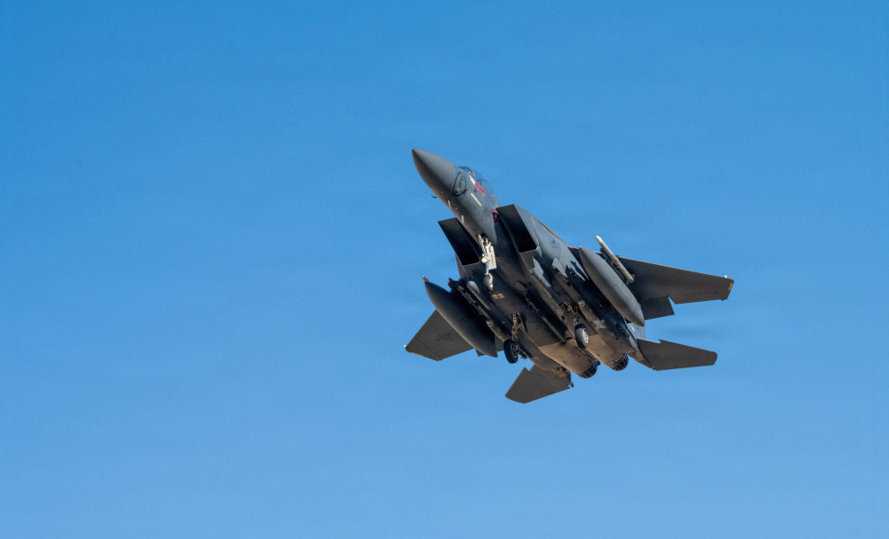 Ένα αεροσκάφος F-15E Strike Eagle της Πολεμικής Αεροπορίας των ΗΠΑ απογειώνεται στο πλαίσιο της Επιχείρησης Epic Fury, στις 9 Μαρτίου 2026
(Φωτογραφία που παραχωρήθηκε στο REUTERS από την Πολεμική Αεροπορία των ΗΠΑ)