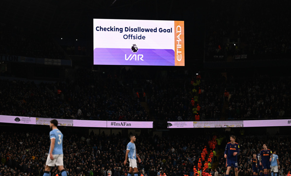 Στιγμιότυπο από χρήση του VAR σε αγώνα της Premier League. ΑΠΕ ΜΠΕ