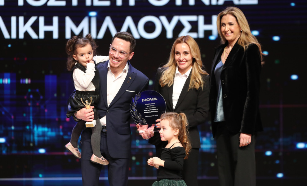 Ο Λευτέρης Πετρούνιας, η Βασιλική Μιλλούση και οι κόρες τους σε βράβευση. Eurokinissi
