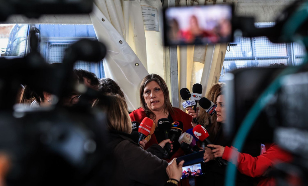Η Ζωή ΚωνσταντοπούΛου σε δηλώσεις της στις τηλεοπτικές κάμερες στη δίκη των Τεμπών/Φωτ. αρχείου EUROKINISSI.