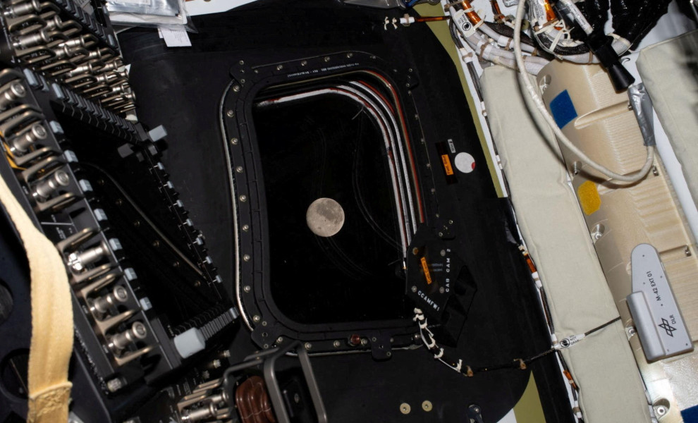 Η Σελήνη μέσα από το διαστημόπολοιο Orion / Reuters