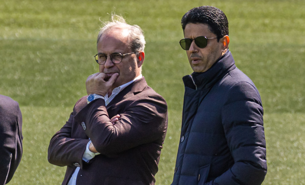 Ο Λουίς Κάμπος (αριστερά) με τον πρόεδρο της Παρί Σεν Ζερμέν, Νασέρ Αλ- Κελαϊφί./ΑΠΕ ΜΠΕ