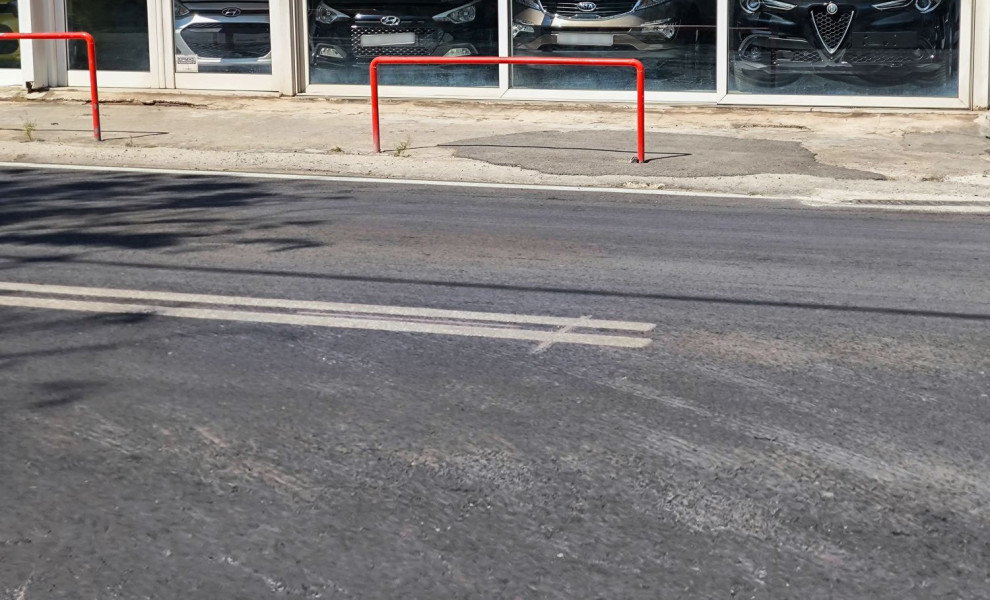 Το σημείο στην Οδό Λιοσίων όπου παρασυρθηκε και εγκαταλείφθηκε η 16χρονη/Φωτ. EUROKINISSI