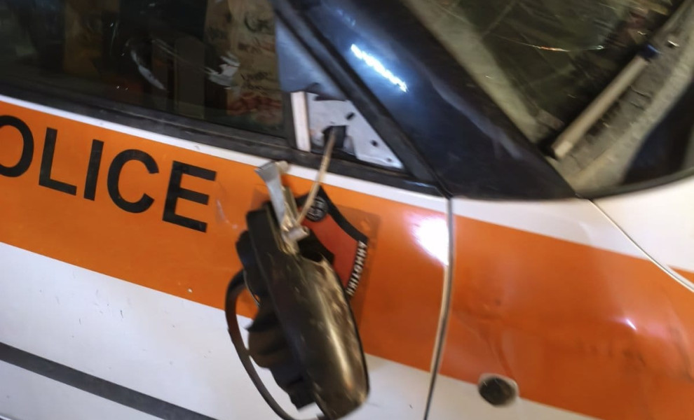 Επίθεση σε περιπολικό της Δημοτικής Αστυνομίας/ Flash.gr/ Mιχάλης Λεγάκης