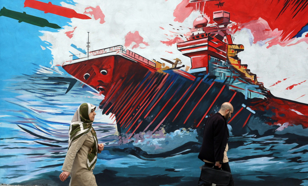 ΕΙΚΟΝΑ ΜΕ ΠΟΛΙΤΕΣ ΝΑ ΠΕΡΠΑΤΟΥΝ ΣΤΗΝ ΤΕΧΕΡΑΝΗ (ΦΩΤΟ: ΑΠΕ-ΜΠΕ/EPA/ABEDIN TAHERKENAREH)