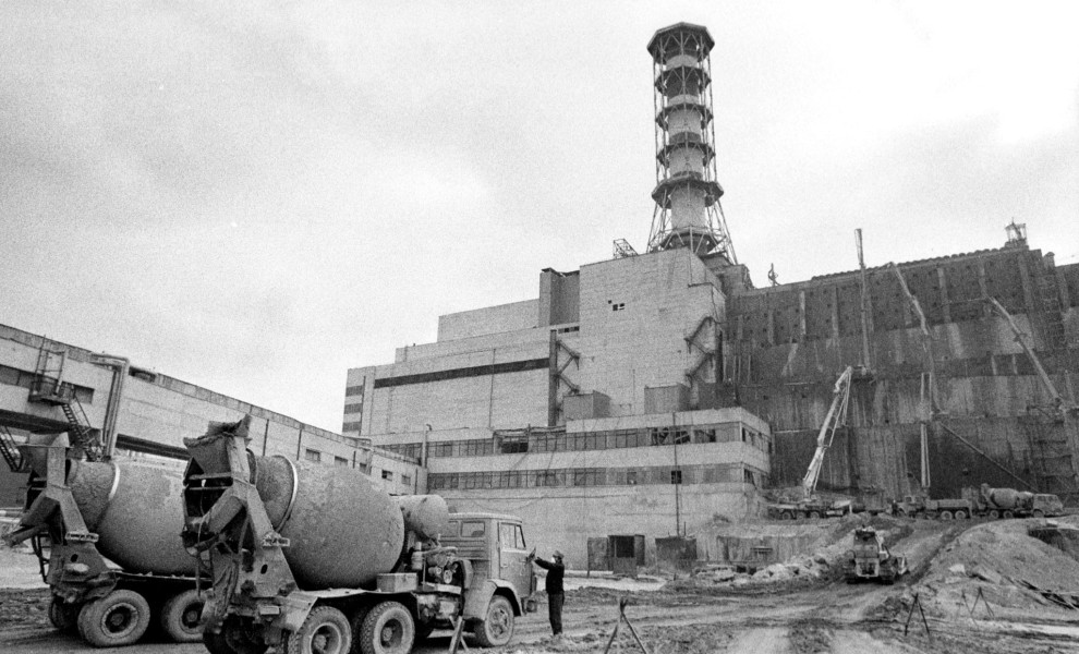 Βυτιοφόρα με τσιμέντο στο πυρηνικό εργοστάσιο του Τσέρνομπιλ / Φωτογραφία αρχείου Reuters