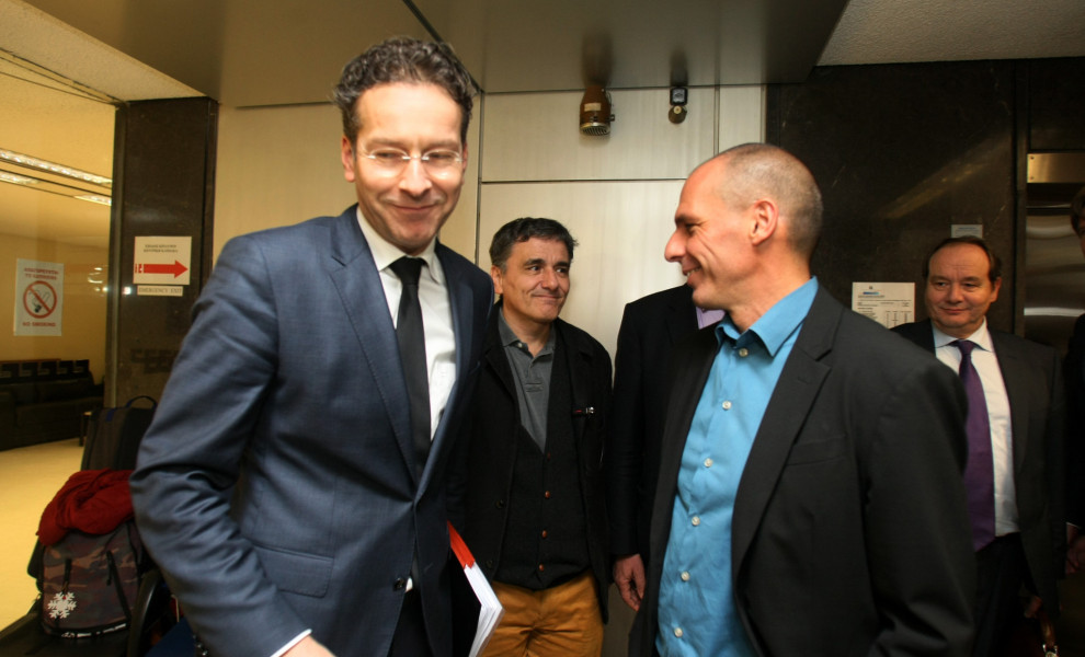 Ντάισελμπλουμ-Βαρουφάκης στις πρώτες στιγμές της συνάντησής τους στο υπουργείο Οικονομικών, υπό το βλέμμα του Ευκλείδη Τσακαλώτου, το 2015/Eurokinissi