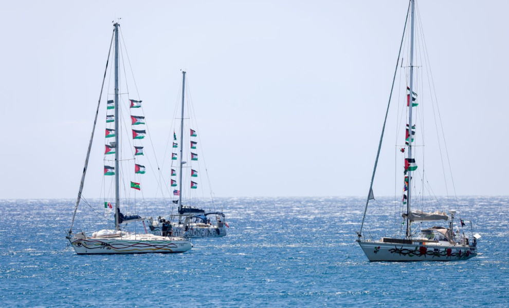 Πλοιάρια του στολίσκου Global Sumud Flotilla που πήγαινε στη Γάζα, στ' ανοιχτά της Κρήτης/Φωτ. EUROKINISSI