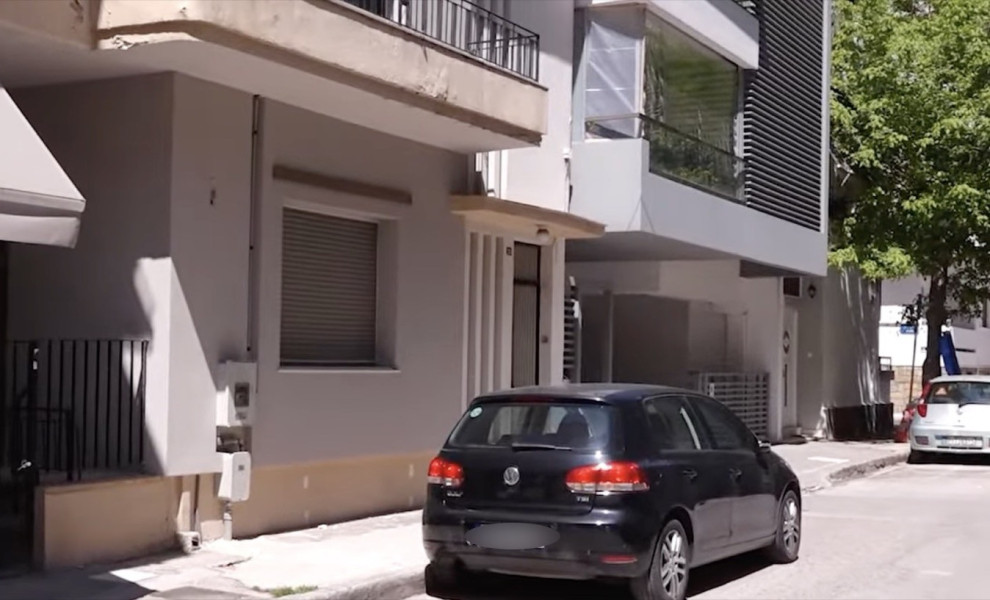 Το ισόγειο διαμέρισμα στο κέντρο της Λάρισα όπου εντοπίστηκαν νεκρές οι δύο γυναίκες/Φωτ. ONLARISSA.GR.