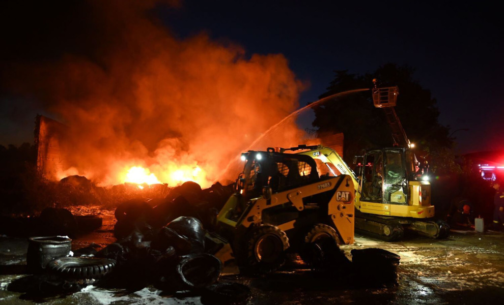 Μάχη με τις φλόγες δίνουν οι πυροσβέστες στην Πάτρα, στο παλιό εργοστάσιο της Pirelli/Φωτ. INTIME NEWS