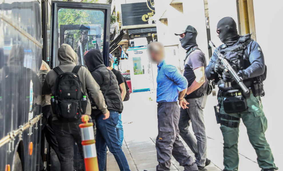 ΣΤΟΝ ΕΙΣΑΓΓΕΛΕΑ ΟΙ ΣΥΛΛΗΦΘΕΝΤΕΣ ΓΙΑ ΤΗΝ ΛΗΣΤΕΙΑ ΣΕ ΤΡΑΠΕΖΑ ΣΤΗΝ ΚΑΤΩ ΤΙΘΟΡΕΑ (ΦΩΤΟ: ΔΑΝΑΗ ΔΑΥΛΟΠΟΥΛΟΥ/EUROKINISSI)