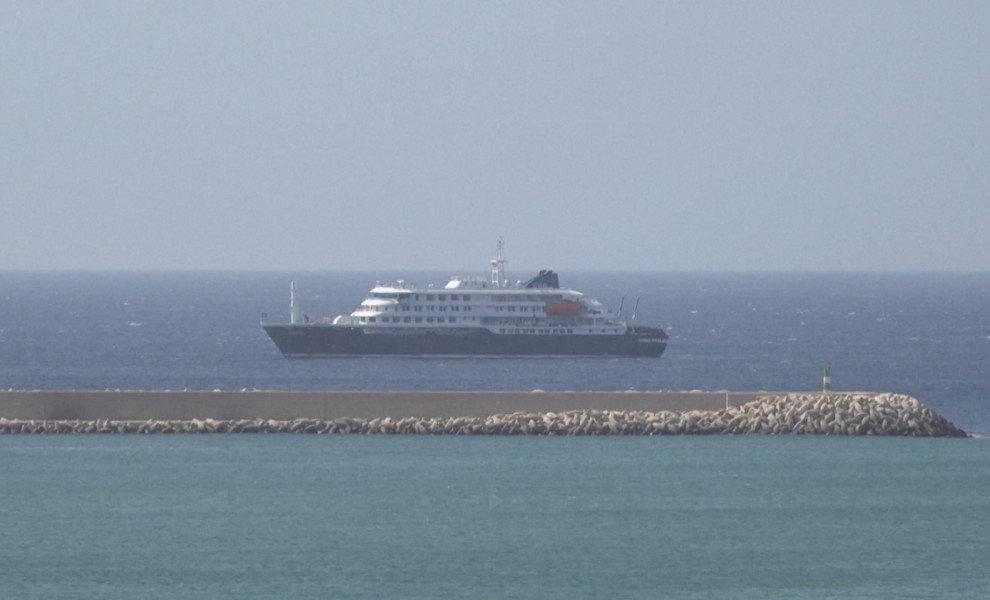 Το κρουαζιερόπλοιο MV Hondius στα ανοικτά του λιμανιού του Πράσινου Ακρωτηρίου/Reuters