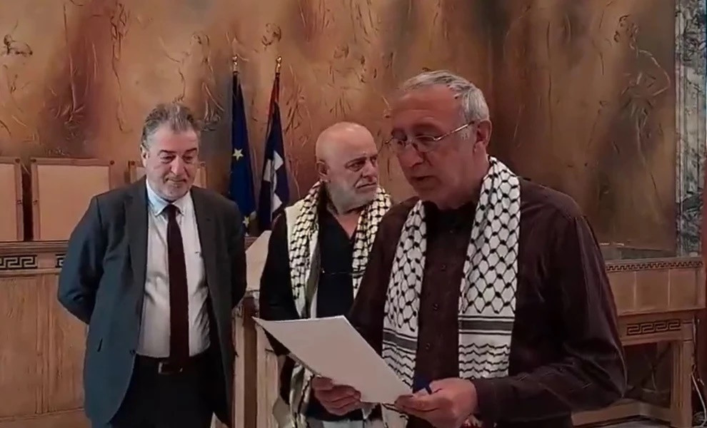 Ο Πέτρος Κωνσταντίνου τη στιγμή της ορκωμοσίας του στον δήμο Αθηναίων/Χ