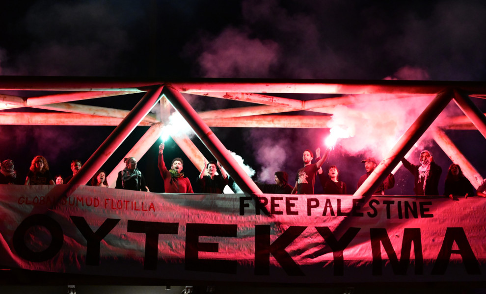 ΠΑΝΟ ΔΙΑΜΑΡΤΥΡΙΑΣ ΓΙΑ ΤΟΥΣ ΣΥΛΛΗΦΘΕΝΤΕΣ ΑΚΤΙΒΙΣΤΕΣ ΤΟΥ GLOBAL SUMUD FLOTILLA ΑΠΟ ΤΟΥΣ ΙΣΡΑΗΛΙΝΟΥΣ ΣΤΟ ΛΙΜΑΝΙ ΤΗΣ ΑΣΝΤΟΝΤ (ΦΩΤΟ: ΤΑΤΙΑΝΑ ΜΠΟΛΑΡΗ/EUROKINISSI)