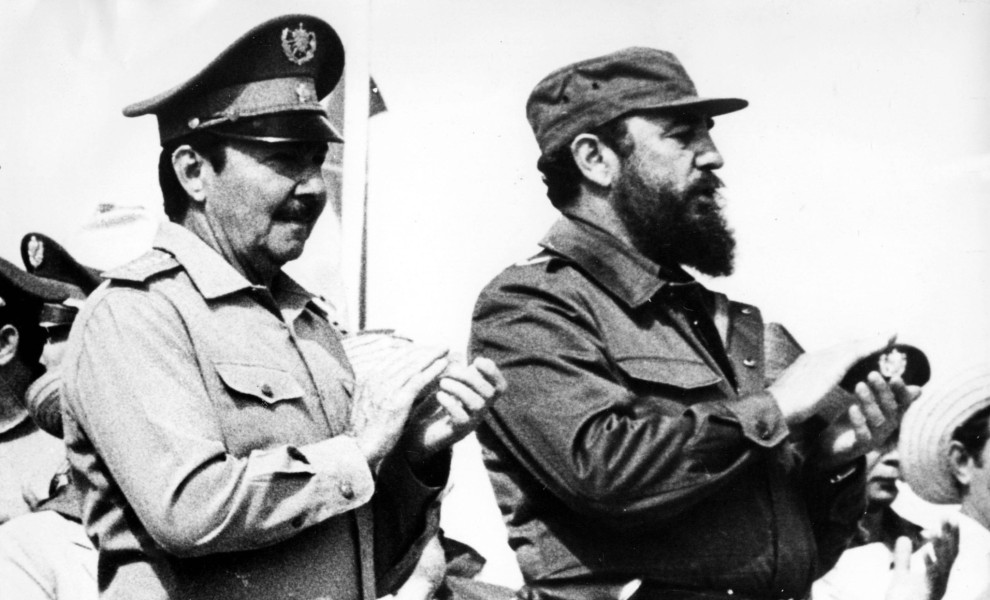 Ο Φιντέλ Κάστρο, με τον αδερφό του Ραούλ, το 1972. Φωτό: IMAGO / ZUMA Press Wire