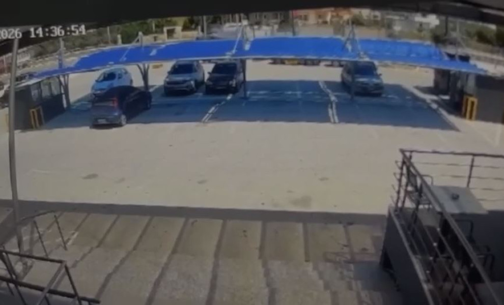Στιγμιότυπο από τη θανατηοφόρα σύγκρουση στη Ρόδο, η οποία στέρησε τη ζωή σε μια 57χρονη μητέρα με την 26χρονη κόρη της/Flash.gr