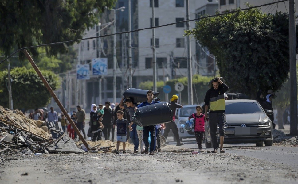 epa10916975 Residents are seen evacuating Gaza City following an Israeli warning of increased military operations in the Gaza strip, 13 October 2023. The Israeli Defense Force (IDF) on 13 October called for the evacuation of all civilians of northern Gaza epa10916975 Residents are seen evacuating Gaza City following an Israeli warning of increased military operations in the Gaza strip, 13 October 2023. The Israeli Defense Force (IDF) on 13 October called for the evacuation of all civilians of northern Gaza