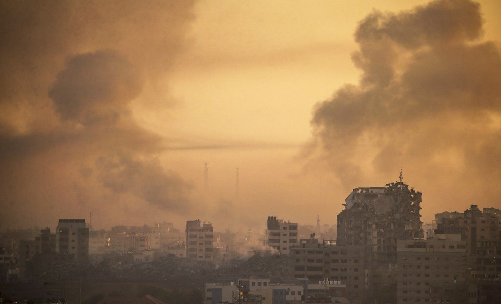 epa10923036 Smoke rises after Israeli air strikes on the northen Gaza Strip, 17 October 2023. Israel has warned all citizens of the Gaza strip to move to the south ahead of an expected invasion. More than 2,750 Palestinians and 1,300 Israelis have been ki