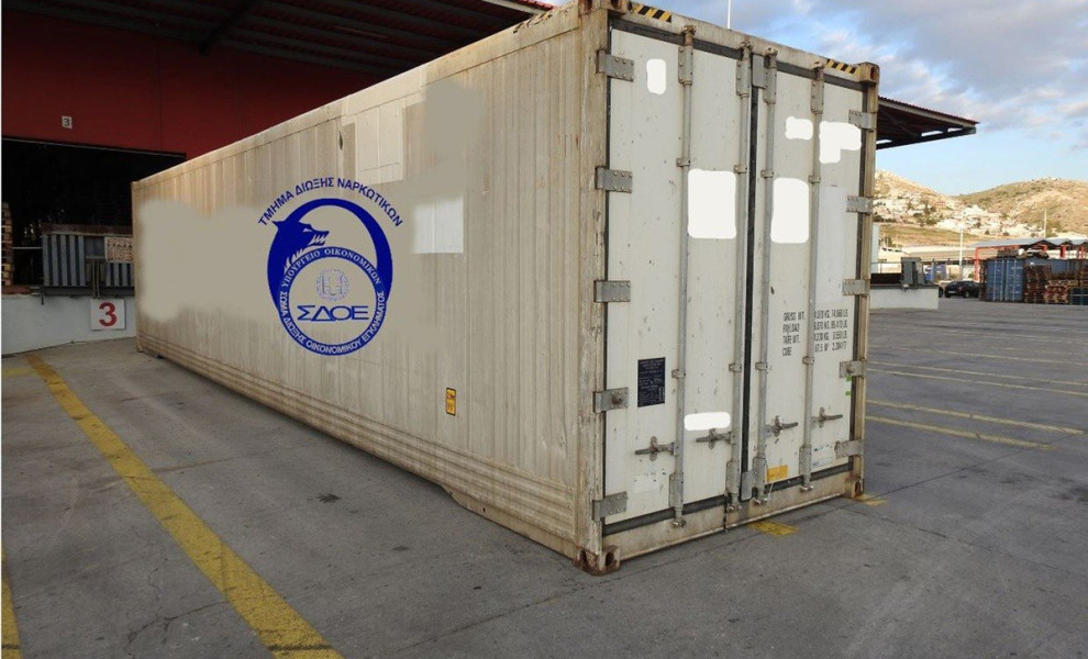 Οι ελεγκτές του Τμήματος Δίωξης Ναρκωτικών της Επιχειρησιακής Διεύθυνσης Σ.Δ.Ο.Ε. Αττικής, την 19-01-2022 στα πλαίσια διϋπηρεσιακής συνεργασίας με το Τμήμα Δίωξης Λαθρεμπορίου του Γ΄ Τελωνείου Πειραιά, κατάσχεσαν 22 ανισοβαρείς συσκευασίες με ποσότητα κοκ