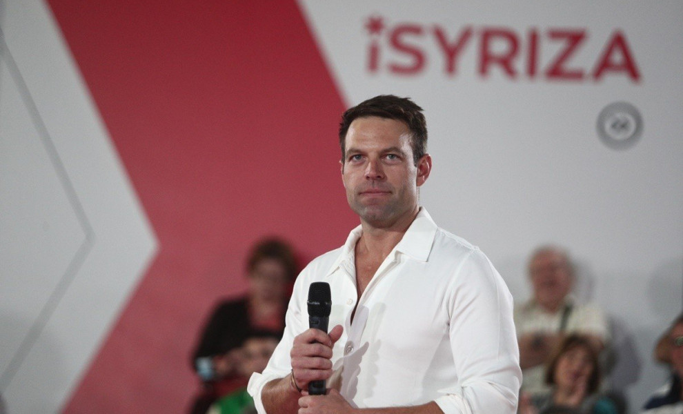 Ο πρόεδρος του ΣΥΡΙΖΑ-Προοδευτική Συμμαχία Στέφανος Κασσελάκης στην Πλατεία Λαού στο Κερατσίνι όπου συνομιλεί με πολίτες. Πέμπτη 12 Οκτωβρίου 2023  (ΣΩΤΗΡΗΣ ΔΗΜΗΤΡΟΠΟΥΛΟΣ/EUROKINISSI)