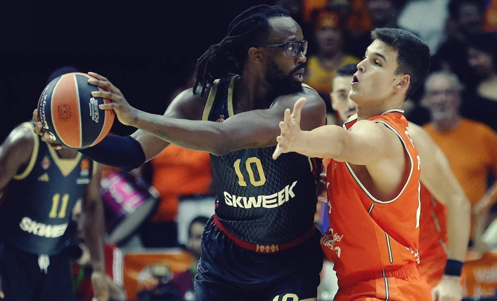epa10904280 Valencia's Jaime Pradilla (R) in action against Monaco's John Brown III (L) during the Euroleague basketball match between Valencia Basket and AS Monaco, in Valencia, eastern Spain, 06 October 2023.  EPA/Miguel Angel Polo