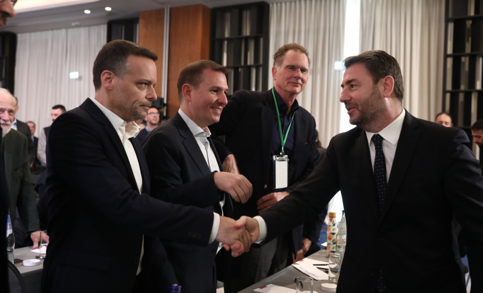 Χειραψία του Χάρη Δούκα με τον Νίκο Ανδρουλάκη - Στο κέντρο ο Παναγιώτης Δουδωνής / Φωτ.: Eurokinissi