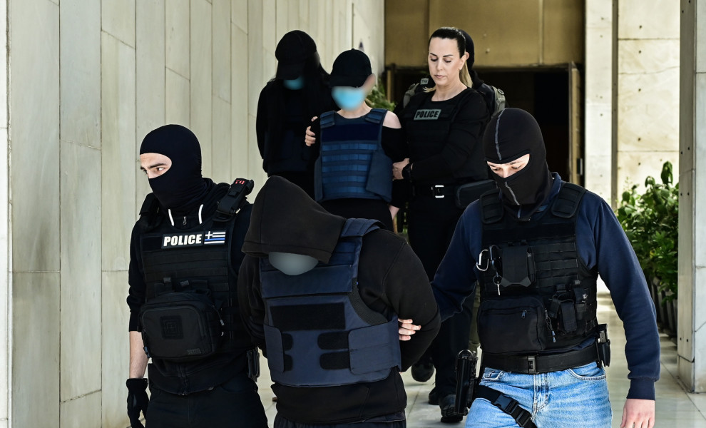 ΣΤΟΝ ΕΙΣΑΓΓΕΛΕΑ ΟΙ ΣΥΛΛΗΦΘΕΝΤΕΣ ΓΙΑ ΤΗΝ ΔΟΛΟΦΟΝΙΑ ΤΟΥ 27ΧΡΟΝΟΥ ΣΤΟΝ ΑΓΙΟ ΔΗΜΗΤΡΙΟ (ΦΩΤΟ: ΜΙΧΑΛΗΣ ΚΑΡΑΓΙΑΝΝΗΣ/EUROKINISSI)