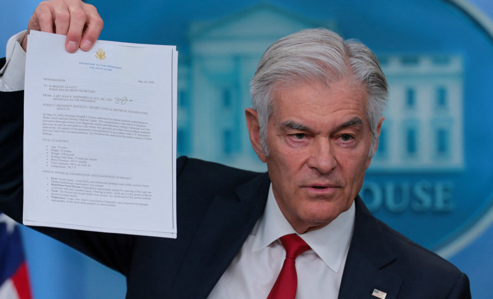 Ο Αμερικανός Διοικητής των Κέντρων Medicare & Medicaid Services, Mehmet Oz, παρουσιάζει ένα έγγραφο καθώς μιλάει για την υγεία του Προέδρου των ΗΠΑ, Ντόναλντ Τραμπ / Reuters