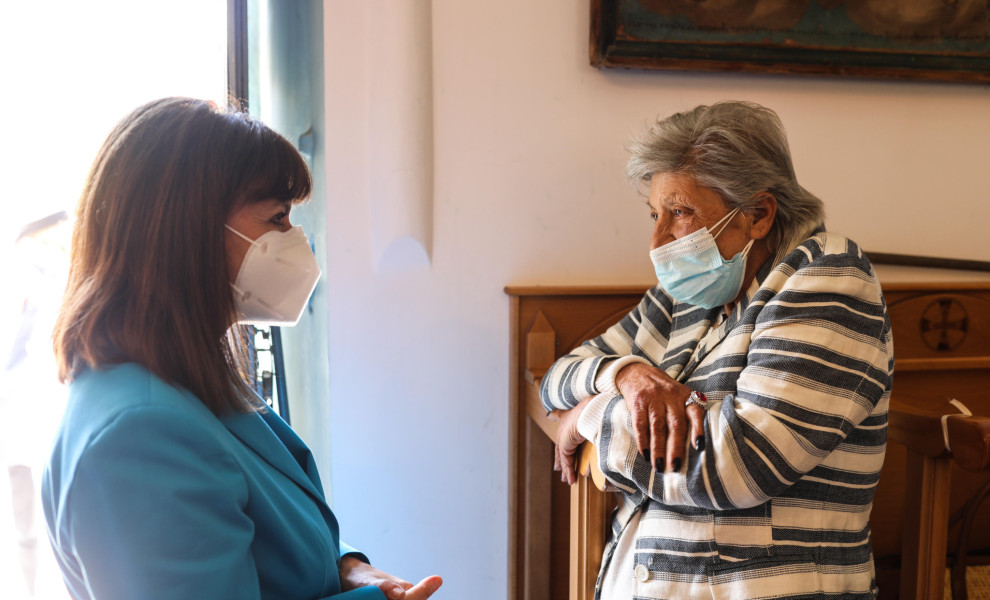 Η Σμαράγδα Παπαστυλιανού (δεξιά) στη συνάντηση με την Κατερίνα Σακελλαροπούλου (Eurokinissi)