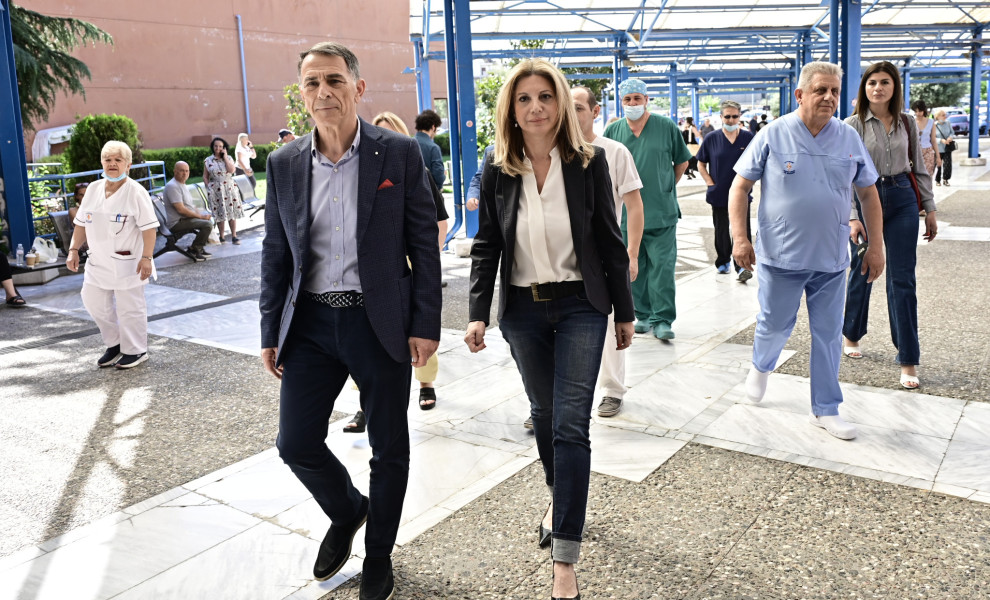 Η Μαρία Καρυστιανού με τον πρόεδρο του Αττικού Νοσοκομείου, Σπύρο Αποστολόπουλο (Eurokinissi)
