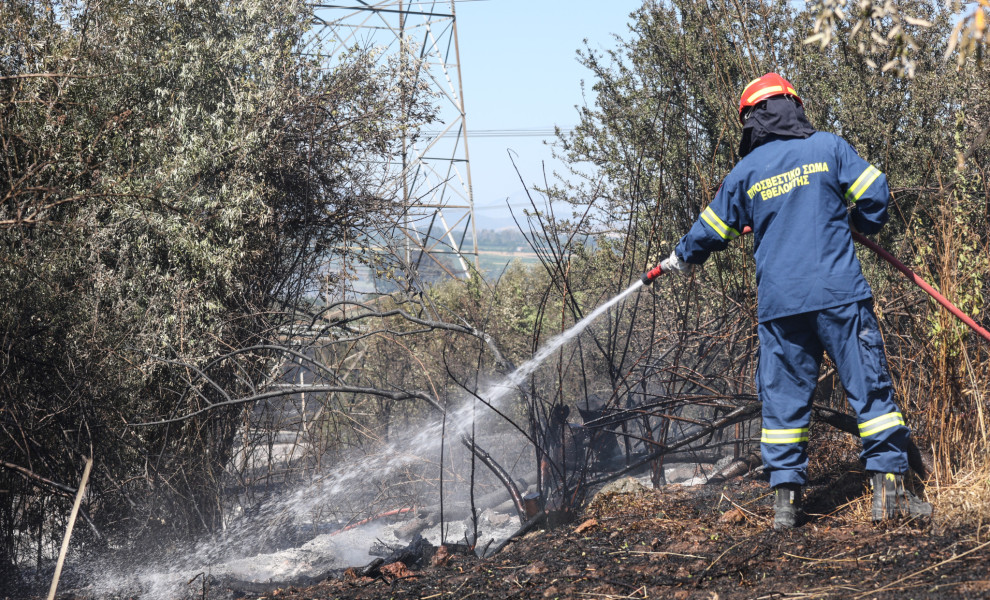 Οι ισχυροί άνεμοι «πονοκεφάλιασαν» την Πυροσβεστική - Οι φωτιές που ξέσπασαν το Σάββατο