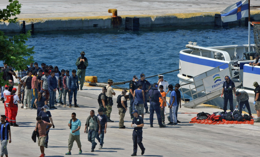 ΜΕΤΑΦΟΡΑ ΜΕΤΑΝΑΣΤΩΝ ΣΕ ΚΕΝΤΡΟ ΚΡΑΤΗΣΗΣ (ΦΩΤΟ: INTIME NEWS / ΨΩΜΑΣ ΒΑΣΙΛΗΣ)