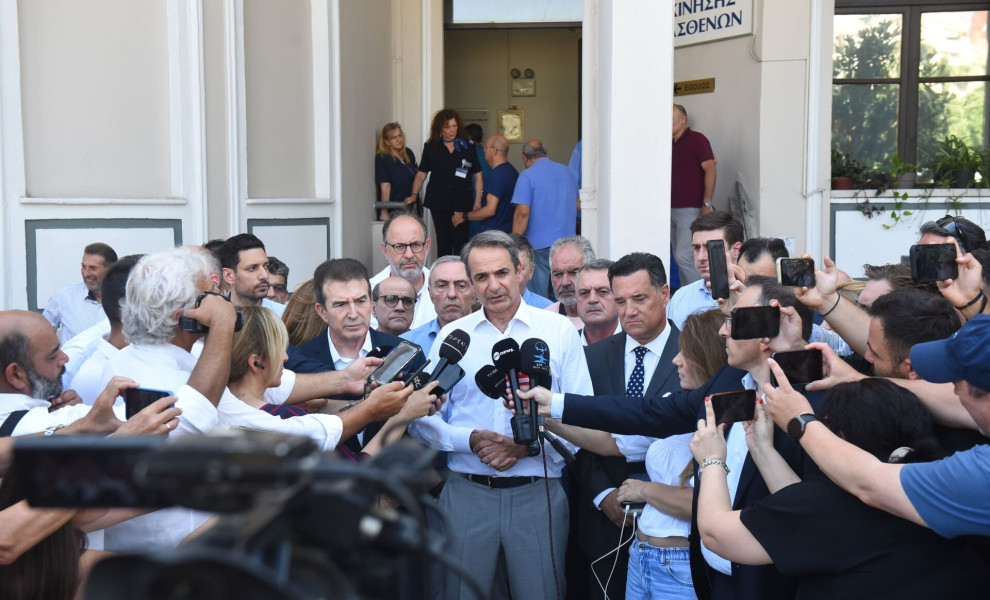 ΕΠΙΣΚΕΨΗ ΤΟΥ ΠΡΩΘΥΠΟΥΡΓΟΥ ΚΥΡΙΑΚΟΥ ΜΗΤΣΟΤΑΚΗ ΣΤΟ ΙΠΠΟΚΡΑΤΕΙΟ ΝΟΣΟΚΟΜΕΙΟ ΘΕΣΣΑΛΟΝΙΚΗΣ ΓΙΑ ΤΟΥΣ ΤΡΑΥΜΑΤΙΕΣ ΑΠΟ ΤΗΝ ΕΜΠΡΗΣΤΙΚΗ ΕΠΙΘΕΣΗ
(ΦΩΤΟ: INTIME NEWS / ΠΑΠΑΝΙΚΟΣ ΓΙΑΝΝΗΣ)