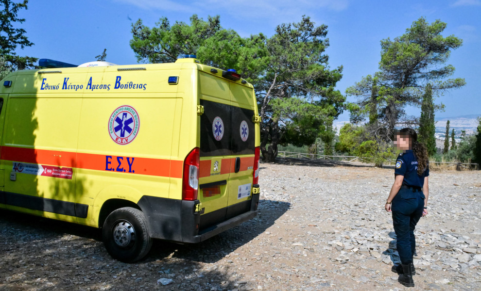 ΕΝΤΟΠΙΣΤΗΚΕ ΑΝΔΡΑΣ ΑΠΑΓΧΟΝΙΣΜΕΝΟΣ ΣΕ ΔΕΝΤΡΟ ΕΞΩ ΑΠΟ ΕΚΚΛΗΣΙΑ ΣΤΟΝ ΥΜΗΤΤΟ (ΤΑΤΙΑΝΑ ΜΠΟΛΑΡΗ / EUROKINISSI)