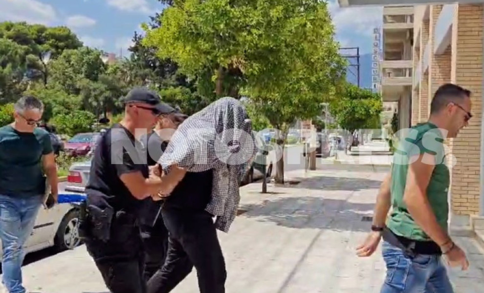 O 55χρονος που έκρυβε τη σορό του πατέρα του σε καταψύκτη στον Μυστρα, οδηγείται στον εισαγγελέα Σπάρτης (φωτο: notospress.gr)
