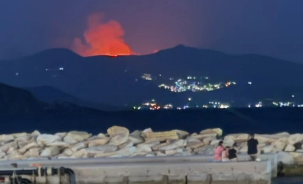 Εικόνα από την φωτιά που εκδηλώθηκε στην Πάρο