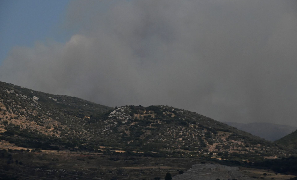 Ο ΚΑΠΝΟΣ ΑΠΟ ΤΗΝ ΠΥΡΚΑΓΙΑ ΣΤΟ ΣΤΕΦΑΝΙ ΚΟΡΙΝΘΙΑΣ ΠΑΝΩ ΑΠΟ ΤΟΝ ΑΡΧΑΙΟΛΟΓΙΚΟ ΧΩΡΟ ΤΩΝ ΜΥΚΗΝΩΝ (ΦΩΤΟ: ΒΑΣΙΛΗΣ ΠΑΠΑΔΟΠΟΥΛΟΣ /EUROKINISSI)