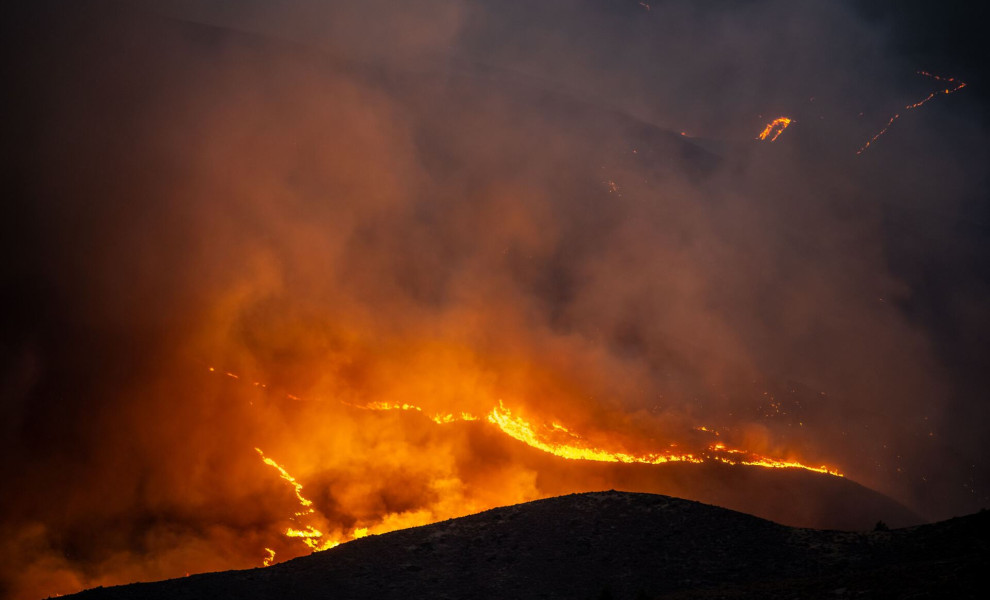 Ισχυρές επίγειες δυνάμεις συνεχίζουν να επιχειρούν στην πυρκαγιά στον Άγιο Βλάσιο Βοιωτίας