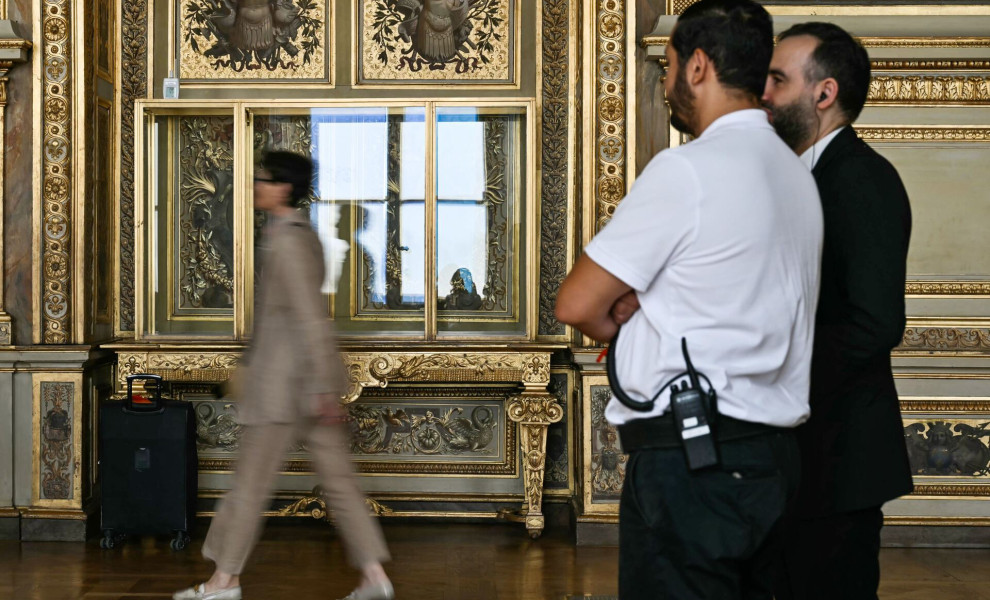 Άνδρες ασφαλείας στο Μουσείο Λούβρου (φωτο: ΑΠΕ-ΜΠΕ / EPA/LOU BENOIST / POOL MAXPPP OUT)