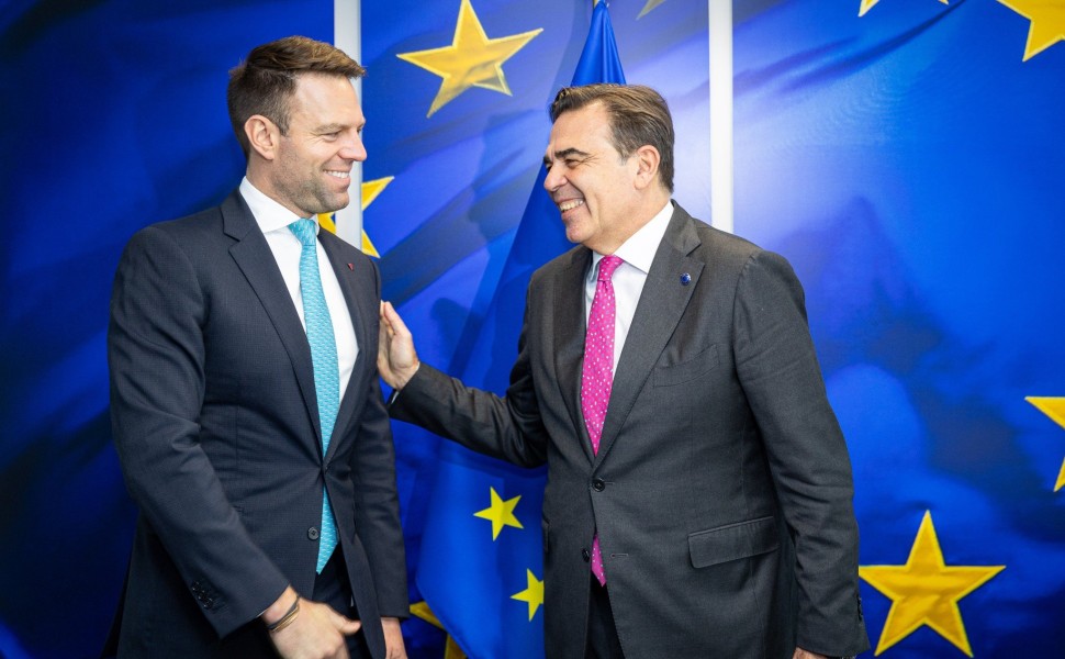 Ο Μαργαρίτης Σχοινάς υποδέχεται στις Βρυξέλλες τον Στέφανο Κασσελάκη (φωτο: Eurokiniissi)