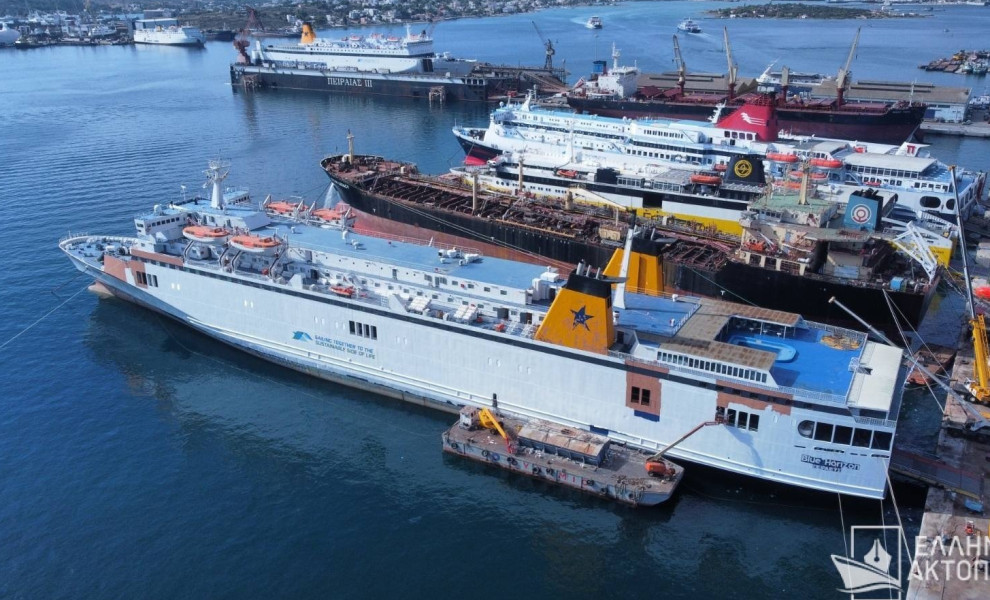 Στη Ναυπηγοεπισκευαστική Ζώνη του Περάματος παραμένει δεμένο το BLUE HORIZON (photo: ellinikiaktoploia.net)